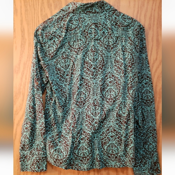 Pretty green and black button up long sleeve shirt. Size medium petite. - Picture 4 of 6